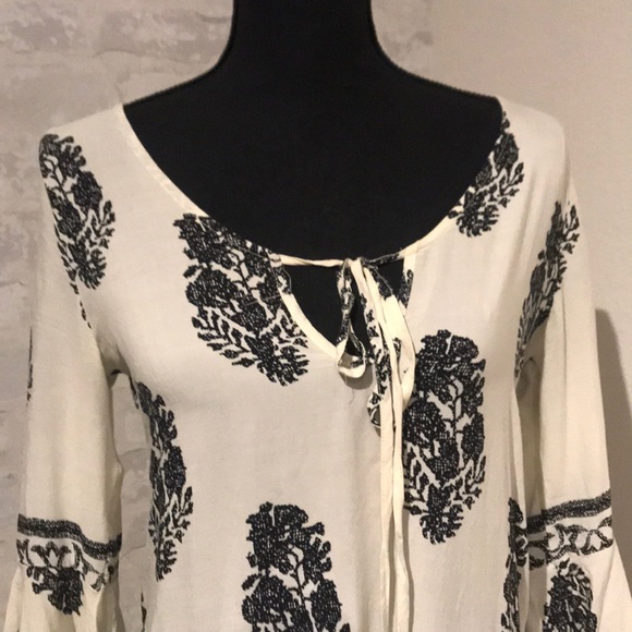 Cream and black feathered top - Picture 2 of 2